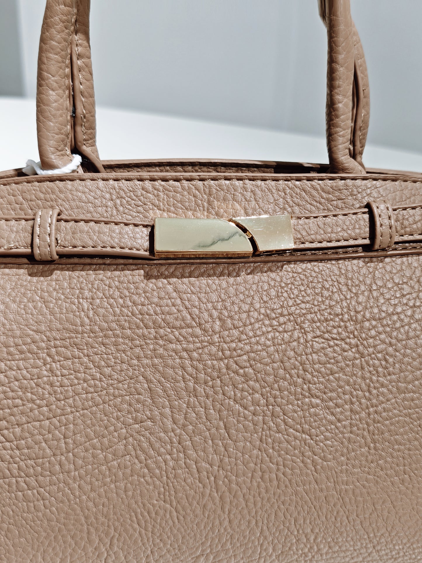 Borsa a Tracolla con Fibbia Dorata - Elegante e Funzionale