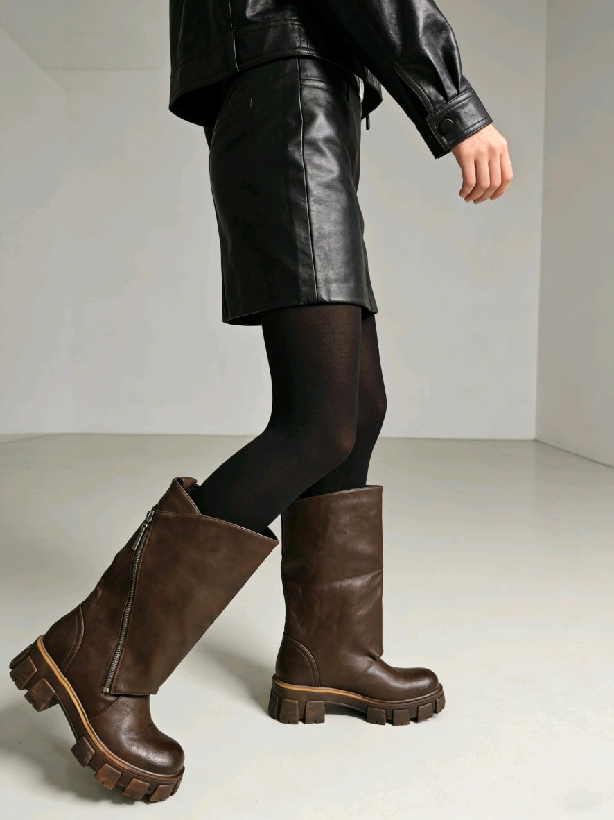 Stivali Donna in Pella Marrone con Zeppa Spessa - Stile Avvolgente a Bordo Ribaltato