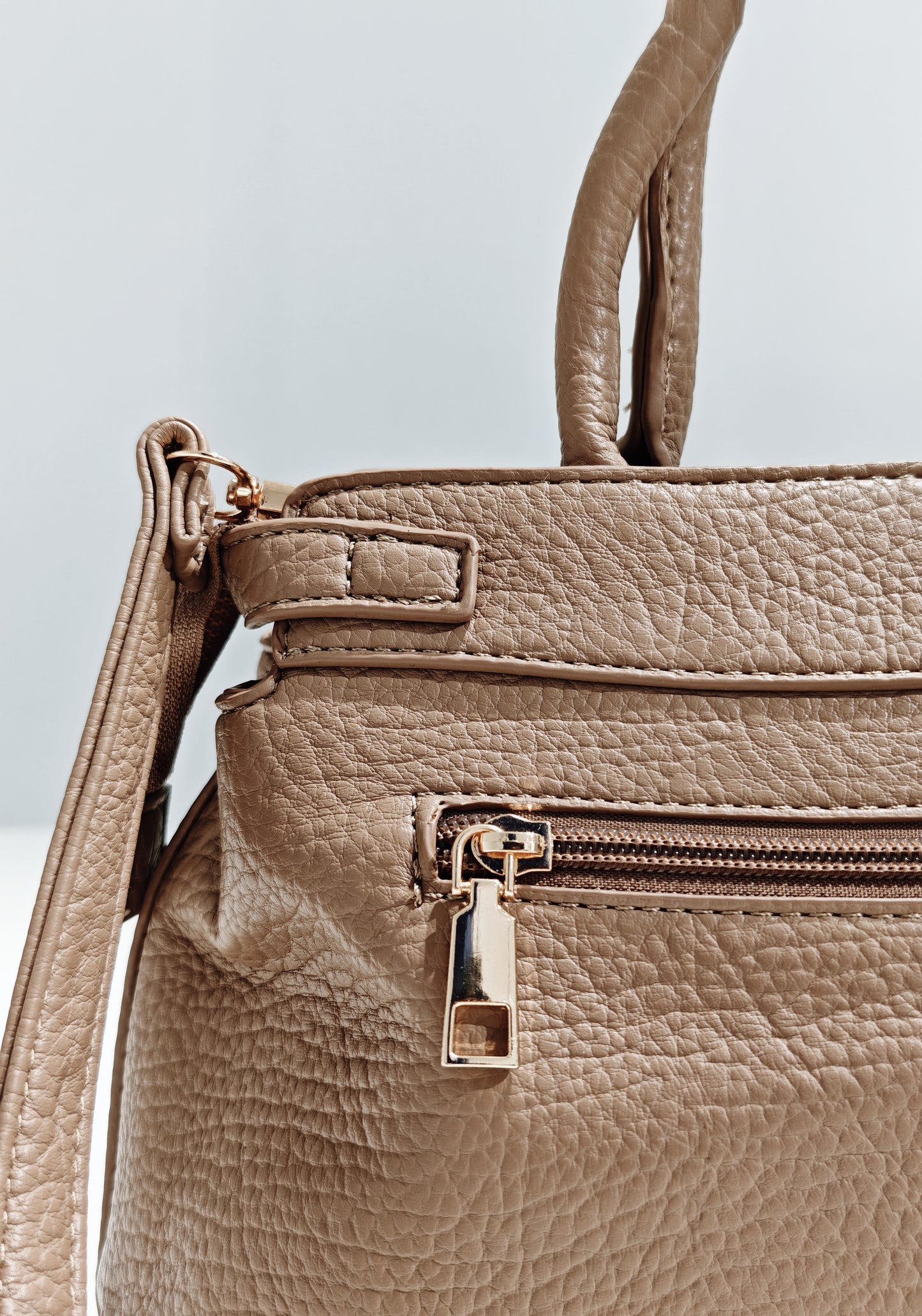 Borsa a Tracolla con Fibbia Dorata - Elegante e Funzionale