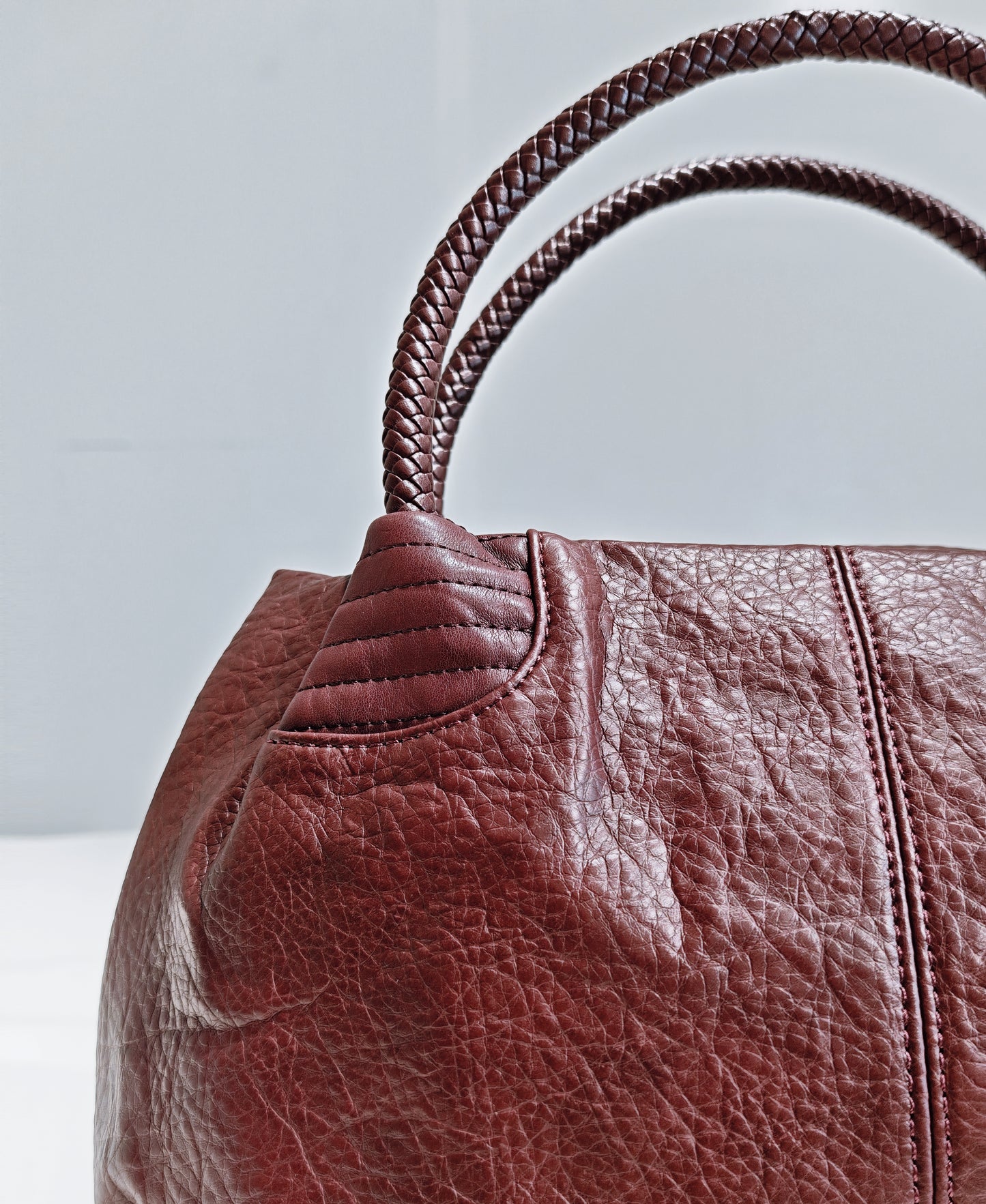 Borsa a Mano in Pella Marrone Scamosciata con Manici Intrecciati - Elegante e Pratica